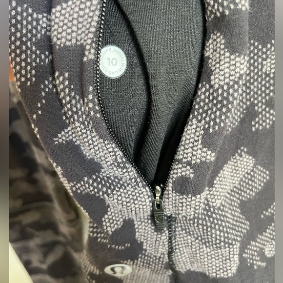 Lululemon (like new!)Heritage Camo Jacquard Black (& gray) Lunar Long Sleeve Top - Picture 6 of 16